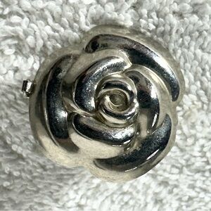 5/$35 Vintage Silver Tone Rose Scarf Ring Clip